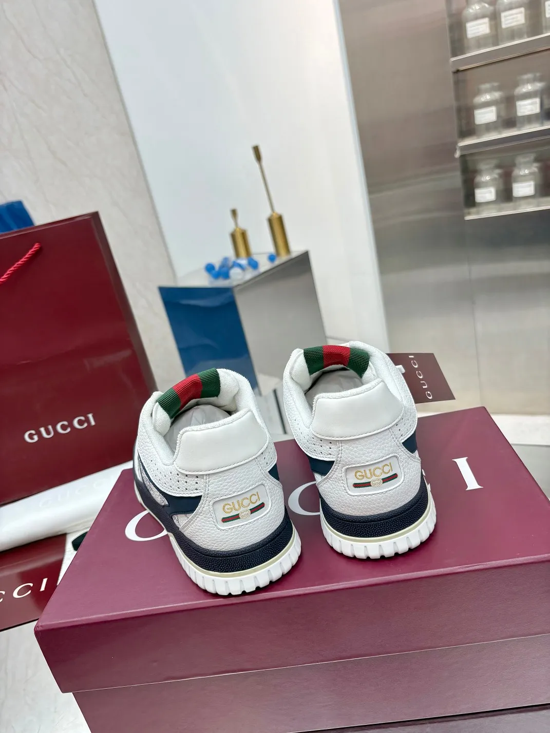 Men's Men's Shoes 💰660 Gucci Gucci's latest hot-selling series of high and low-top distressed couple sneakers are shipped. Original purchase, development and production. This high-low top sneaker adopts a basketball-style silhouette design, cleverly integrated with hollow panels and distressed effects, showing its unique ingenuity. The ingenuity incorporates brand logo details such as interlocking Double G styling accessories and Gucci lettering, a low-key tribute to the brand's design heritage.  ▪️ Fabric: Original customized imported first-layer cowhide ▪️ Lining: Sweat-absorbent and deodorant towel lining ▪️ Sole: Original molded TPU sole ▪️ Sole thickness: 3cm ▪️ Size: Male 39-46 (46 customized)